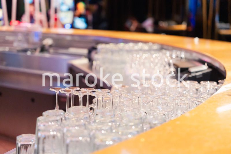 グラスが並ぶ素敵な雰囲気のバー