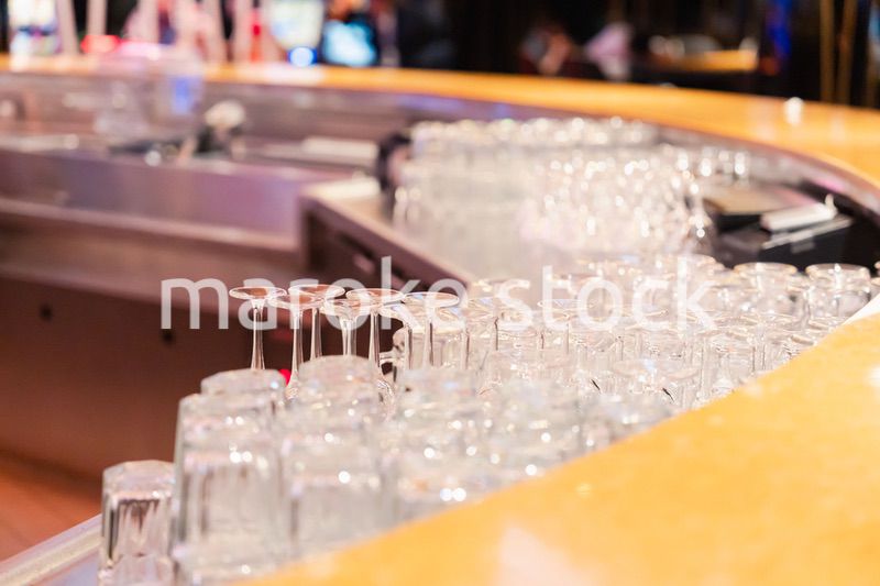 グラスが並ぶ素敵な雰囲気のバー