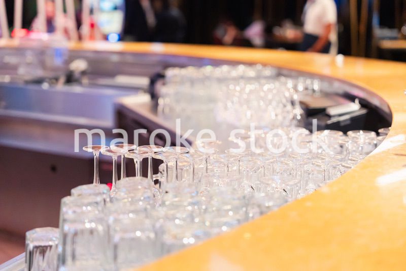 グラスが並ぶ素敵な雰囲気のバー