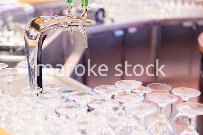 グラスが並ぶ素敵な雰囲気のバー