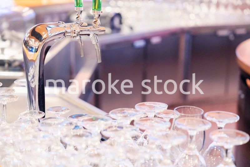 グラスが並ぶ素敵な雰囲気のバー