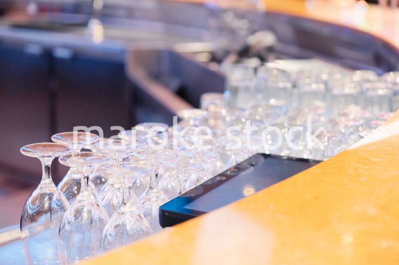 グラスが並ぶ素敵な雰囲気のバー