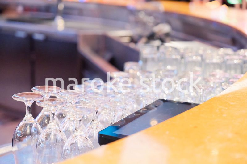 グラスが並ぶ素敵な雰囲気のバー