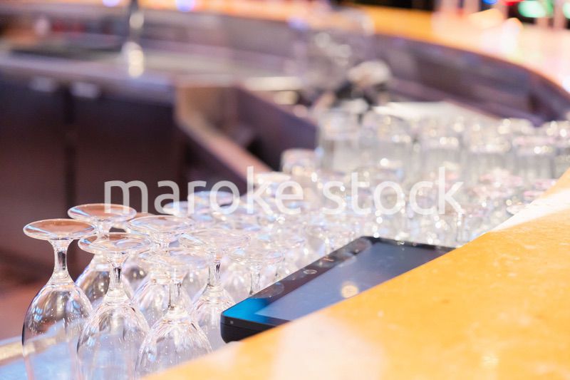グラスが並ぶ素敵な雰囲気のバー
