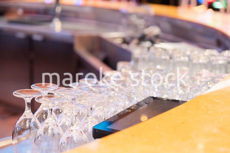 グラスが並ぶ素敵な雰囲気のバー