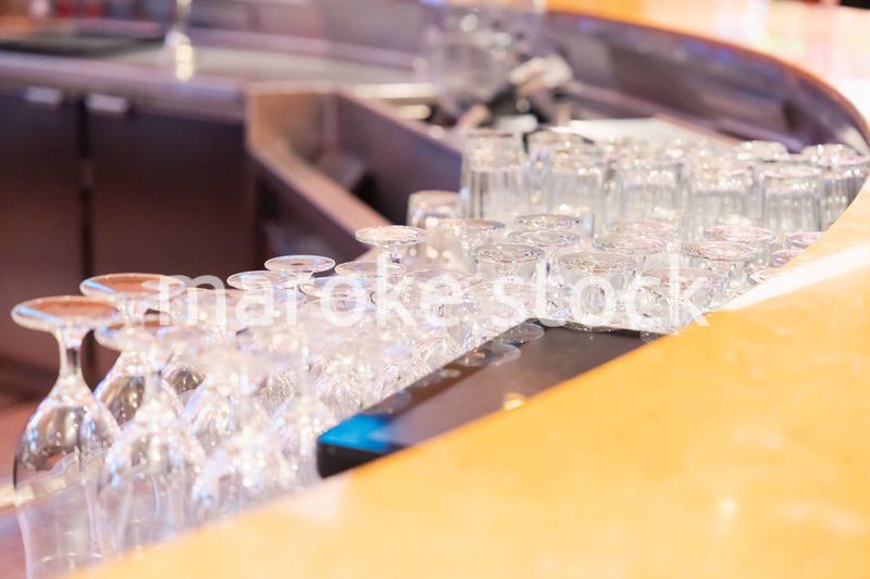 グラスが並ぶ素敵な雰囲気のバー