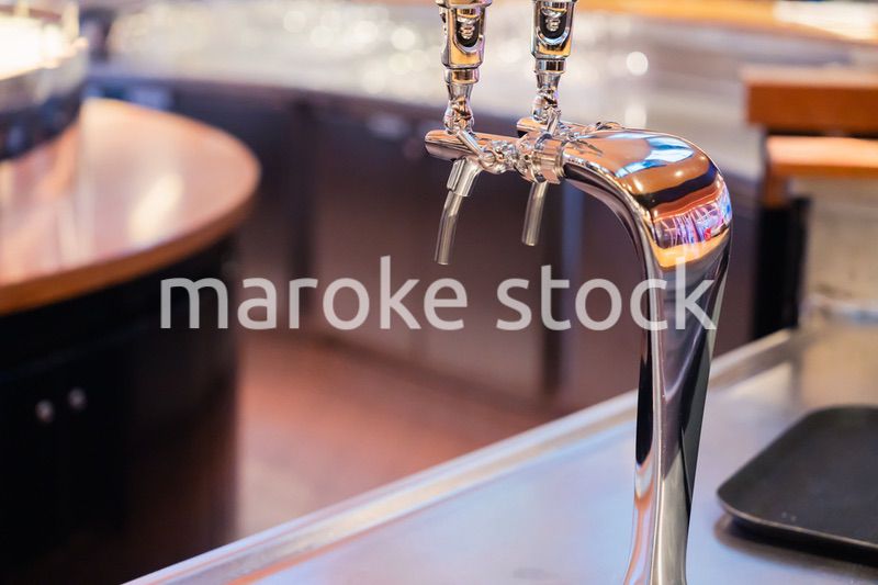 生ビールを注ぐサーバー