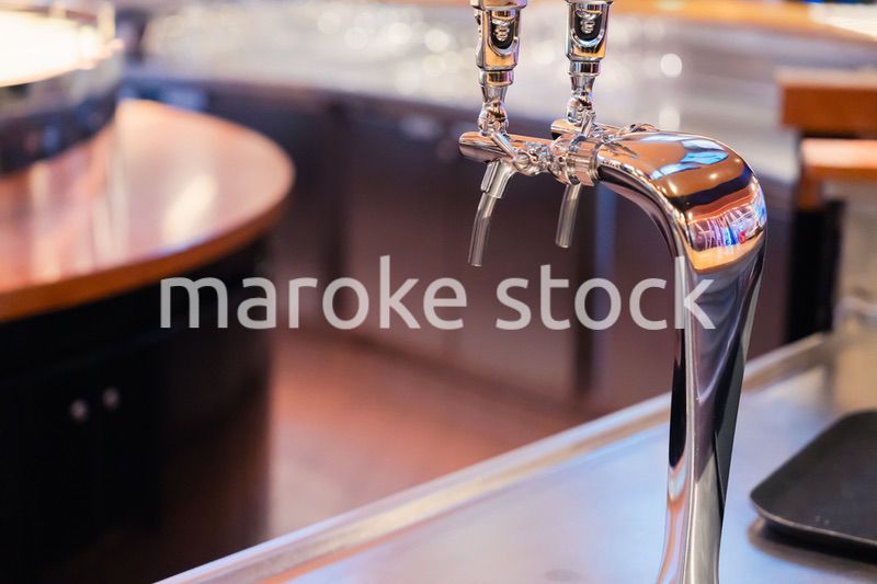 生ビールを注ぐサーバー