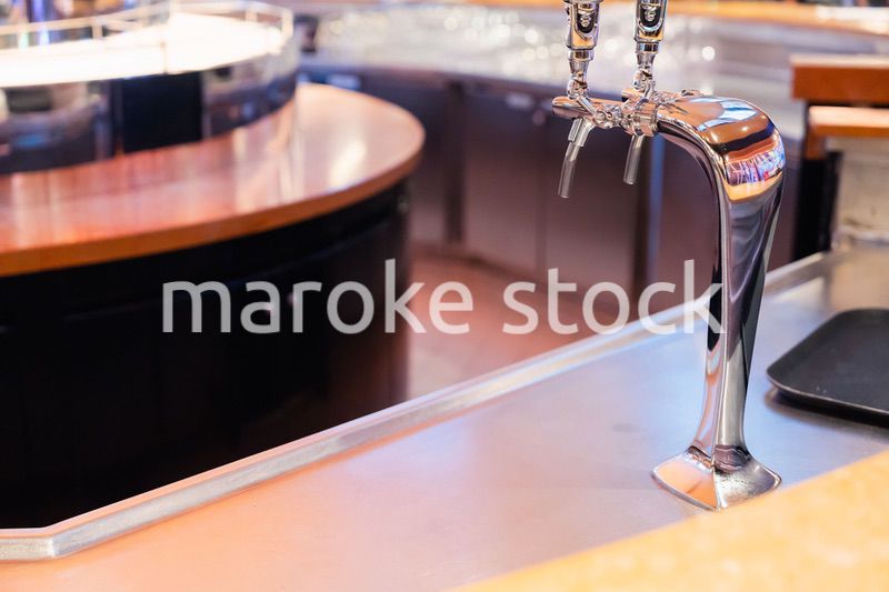 生ビールを注ぐサーバー