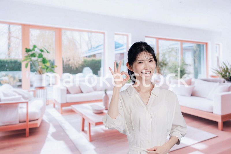 明るいリビングで過ごす若い女性