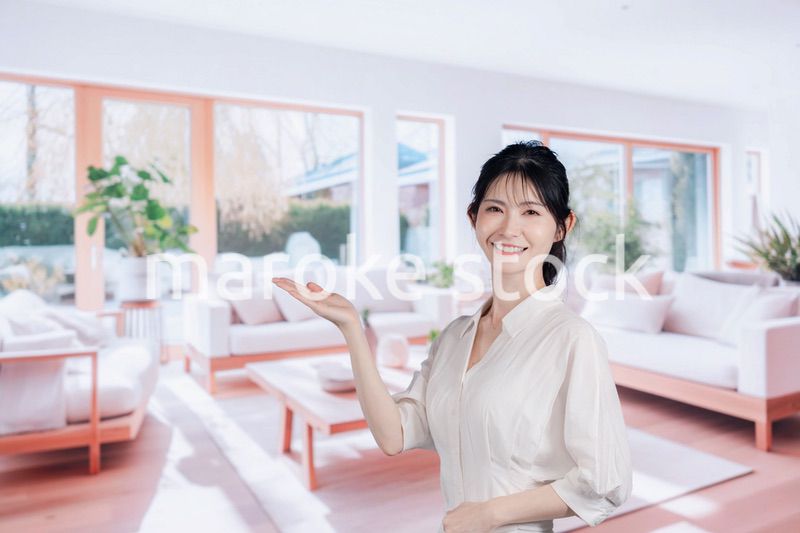 明るいリビングで過ごす若い女性