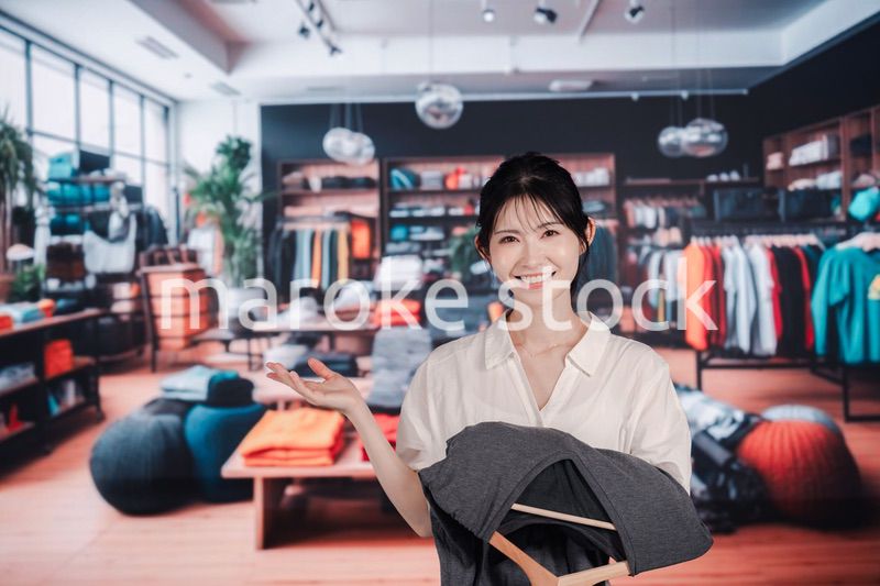 服屋さんで買い物をする若い女性