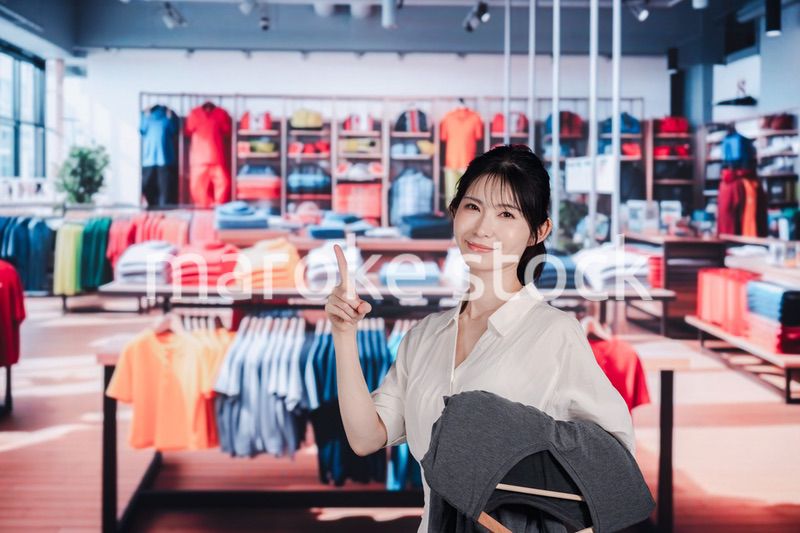 服屋さんで買い物をする若い女性