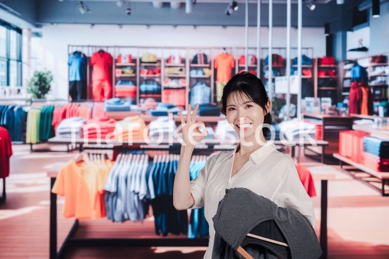 服屋さんで買い物をする若い女性