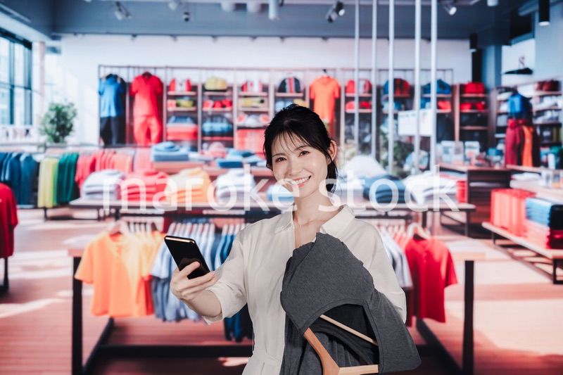 服屋さんで買い物をする若い女性