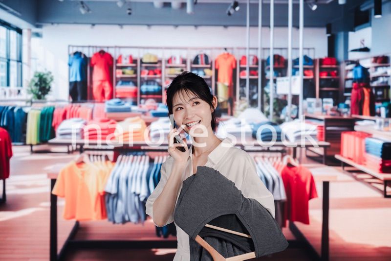 服屋さんで買い物をする若い女性