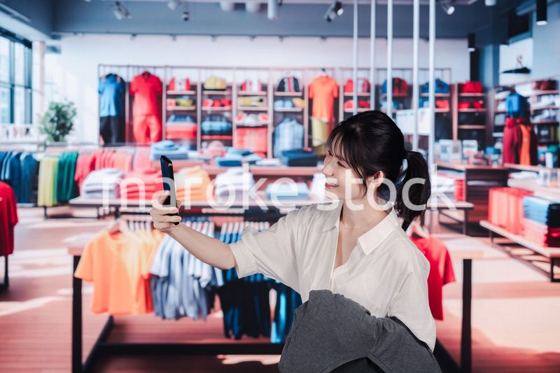 服屋さんで買い物をする若い女性