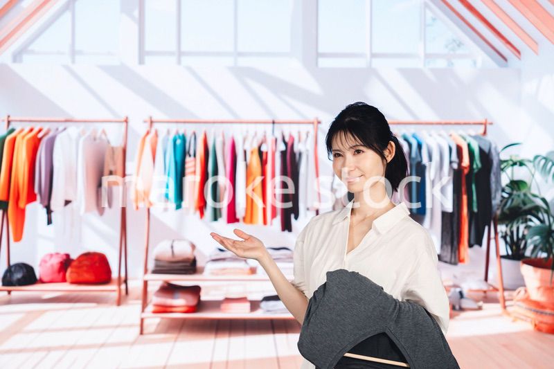 アパレルショップで働く若い女性