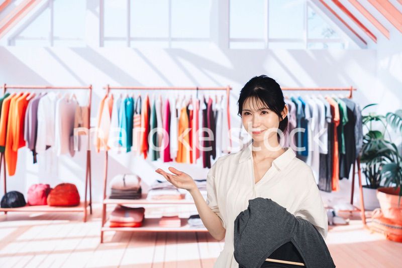 アパレルショップで働く若い女性