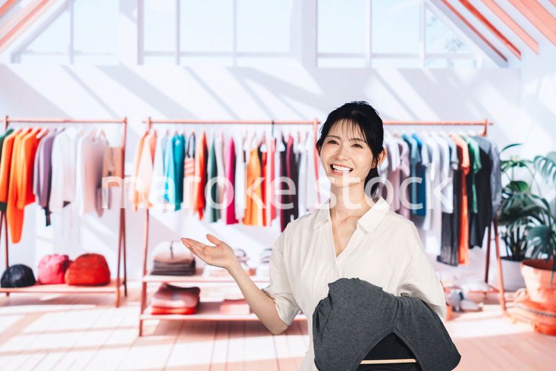 アパレルショップで働く若い女性