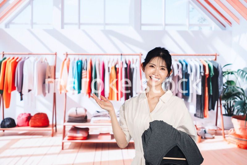 アパレルショップで働く若い女性