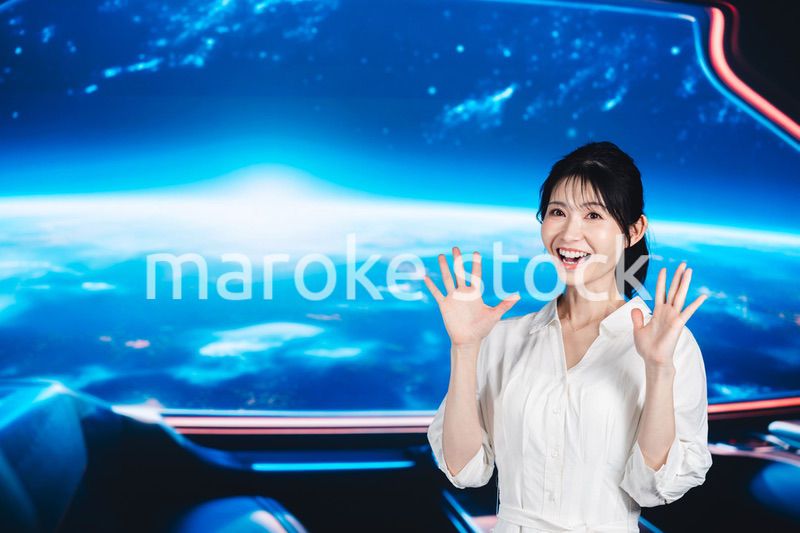 宇宙旅行を楽しむ若い女性