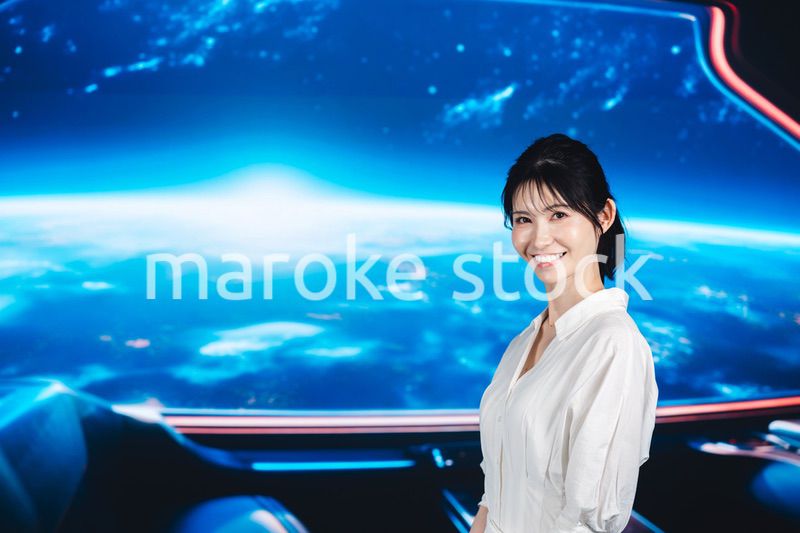 宇宙旅行を楽しむ若い女性
