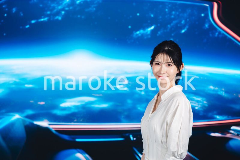 宇宙旅行を楽しむ若い女性