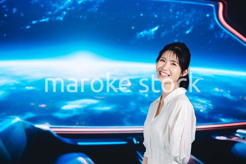 宇宙旅行を楽しむ若い女性