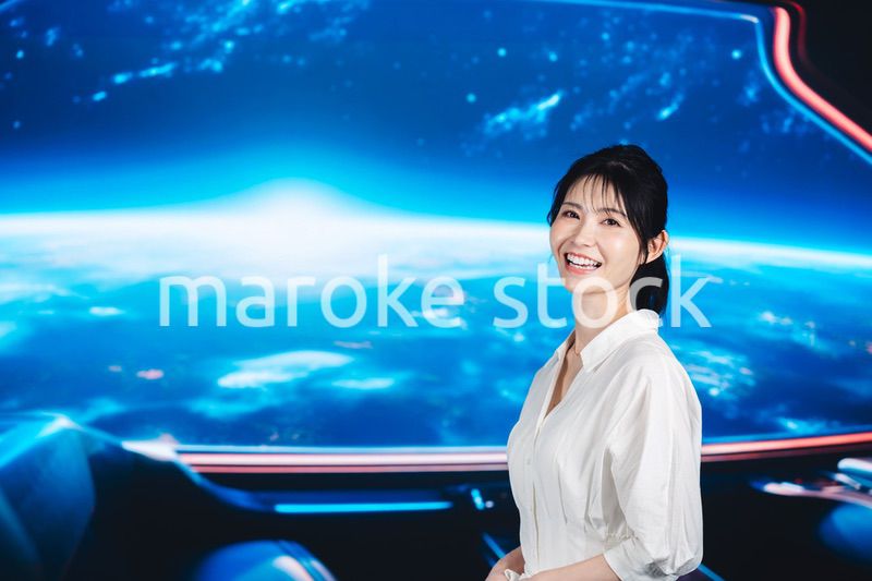 宇宙旅行を楽しむ若い女性