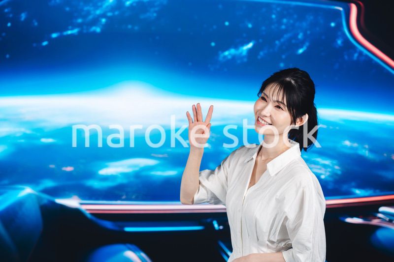 宇宙旅行を楽しむ若い女性