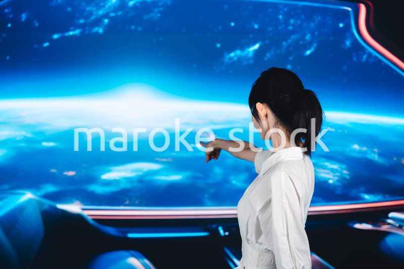 宇宙旅行を楽しむ若い女性