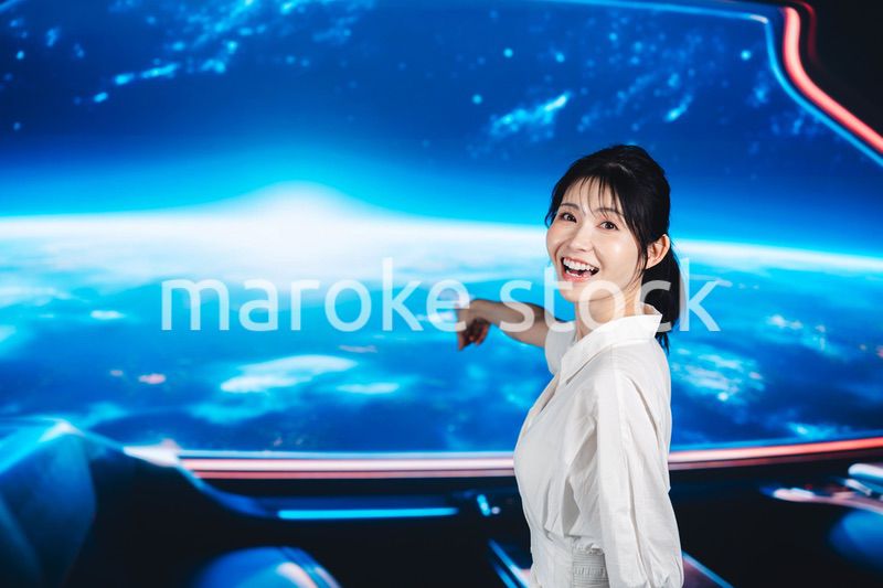 宇宙旅行を楽しむ若い女性