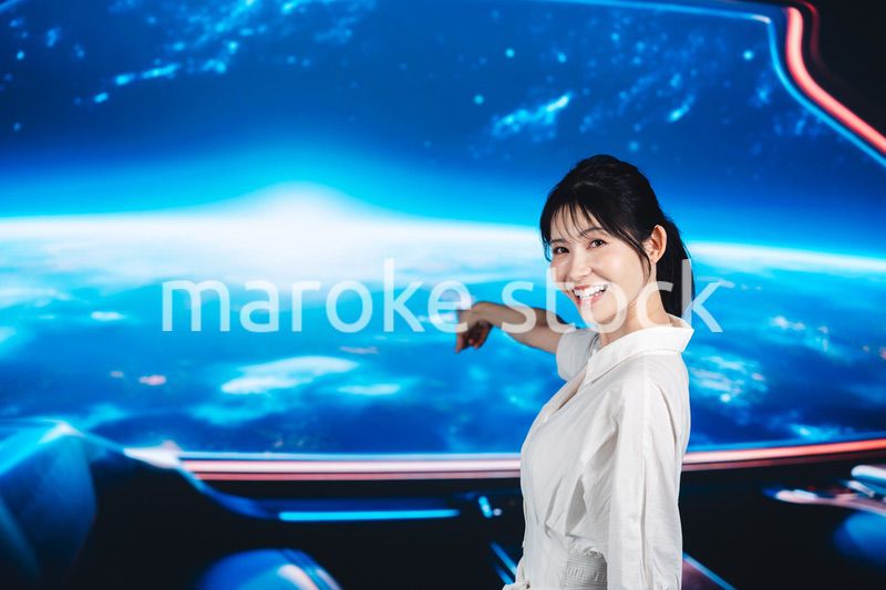 宇宙旅行を楽しむ若い女性