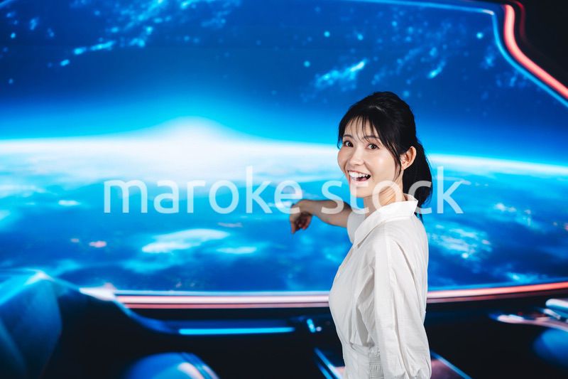 宇宙旅行を楽しむ若い女性