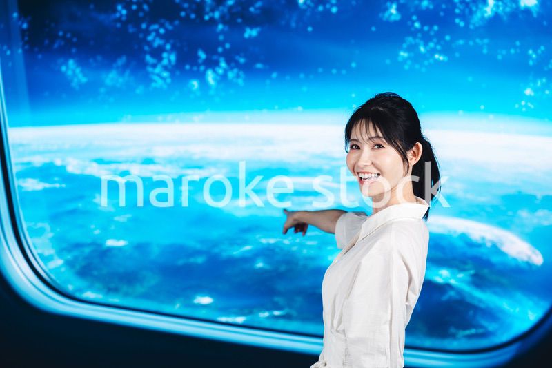 宇宙旅行を楽しむ若い女性