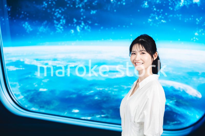 宇宙旅行を楽しむ若い女性