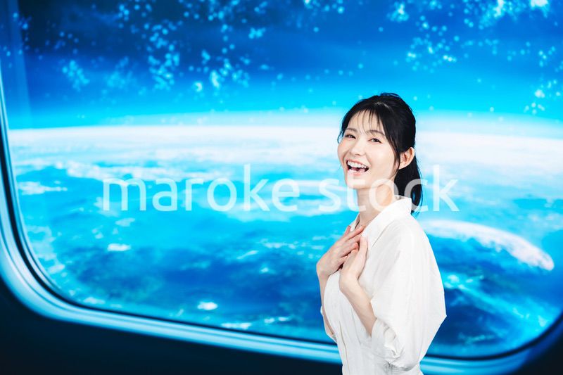 宇宙旅行を楽しむ若い女性