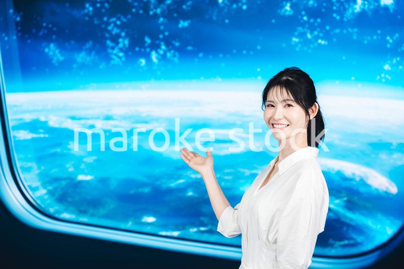 宇宙旅行を楽しむ若い女性