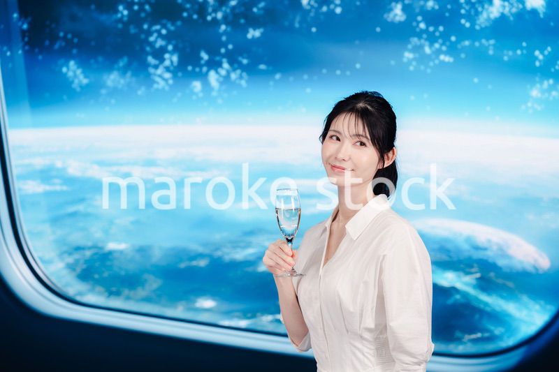 宇宙船で優雅に過ごす若い女性