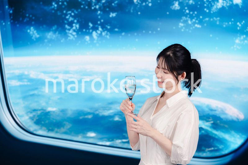 宇宙船で優雅に過ごす若い女性