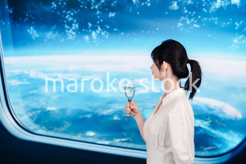 宇宙船で優雅に過ごす若い女性