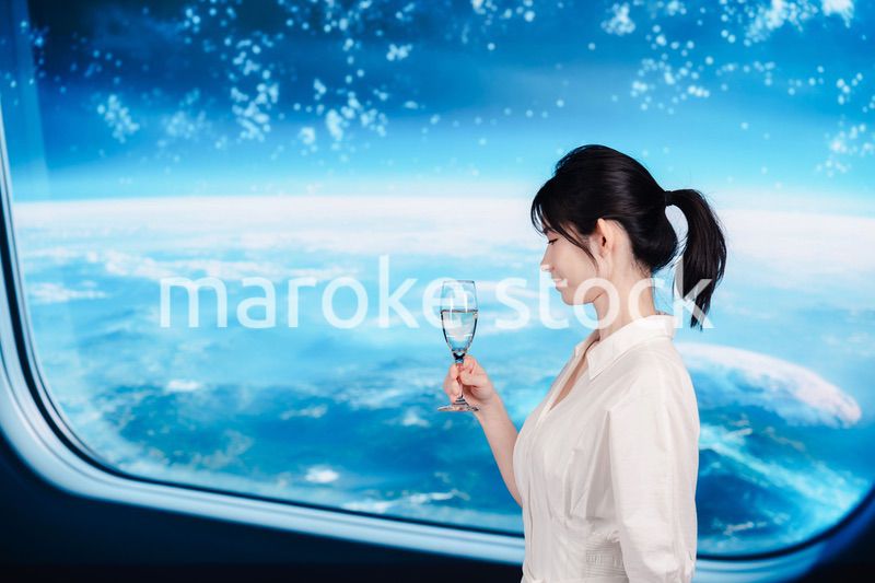宇宙船で優雅に過ごす若い女性