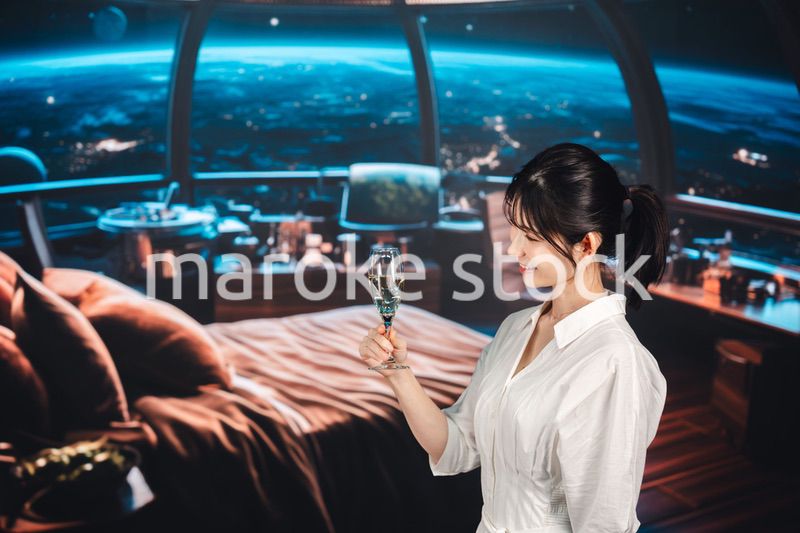 宇宙のホテルでスパークリングワインを楽しむ女性