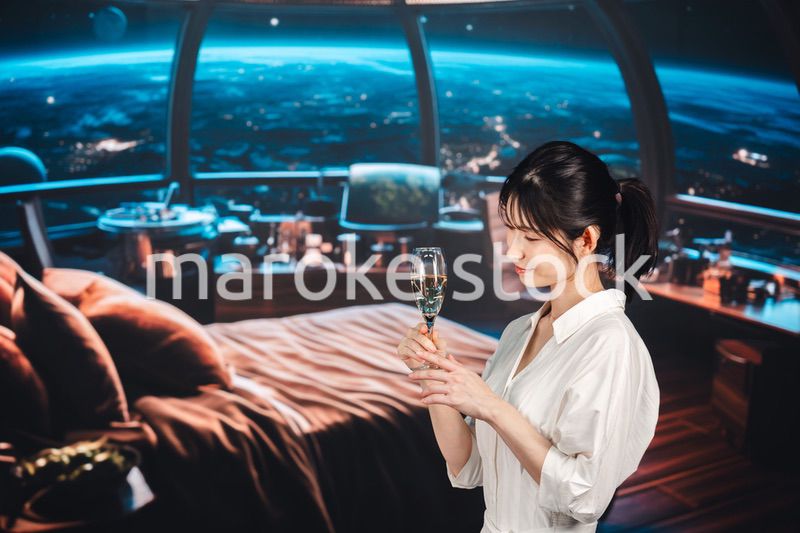 宇宙のホテルでスパークリングワインを楽しむ女性