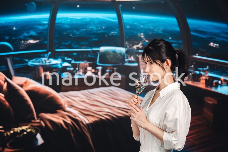 宇宙のホテルでスパークリングワインを楽しむ女性