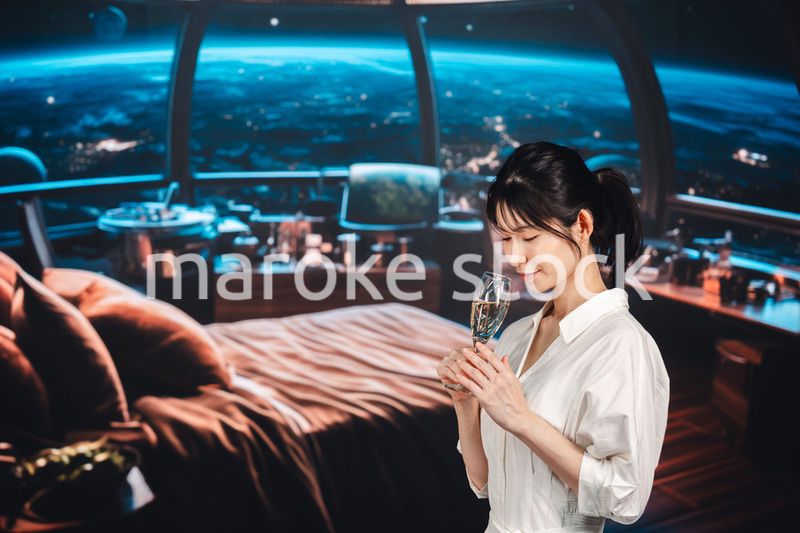 宇宙のホテルでスパークリングワインを楽しむ女性