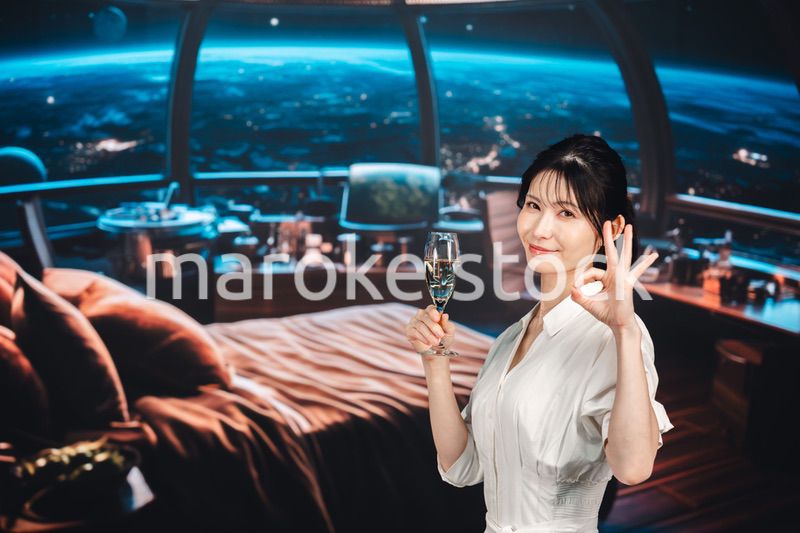 宇宙のホテルでスパークリングワインを楽しむ女性