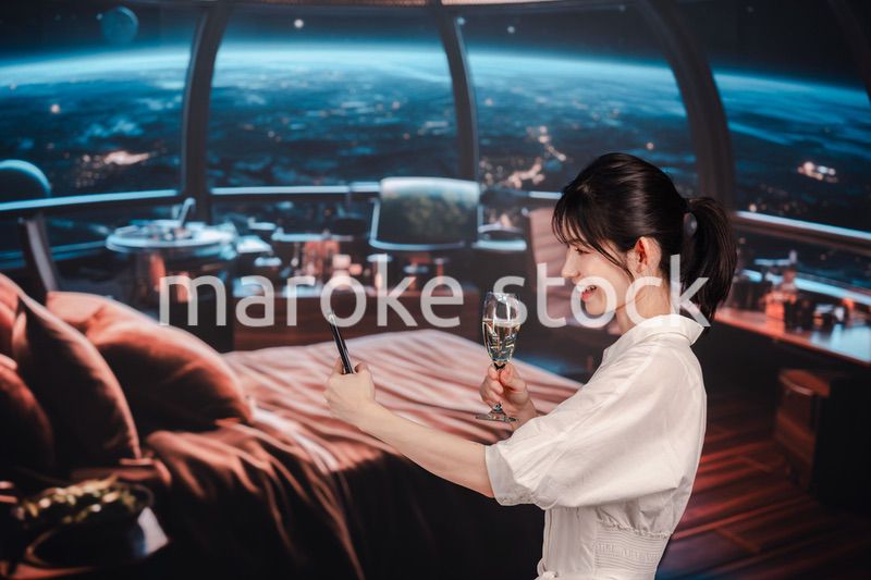 宇宙船で優雅に過ごす若い女性