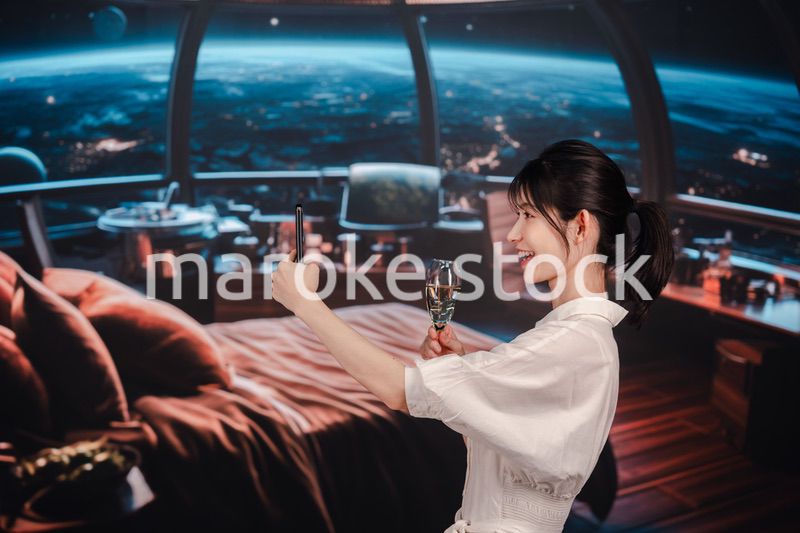 宇宙船で優雅に過ごす若い女性